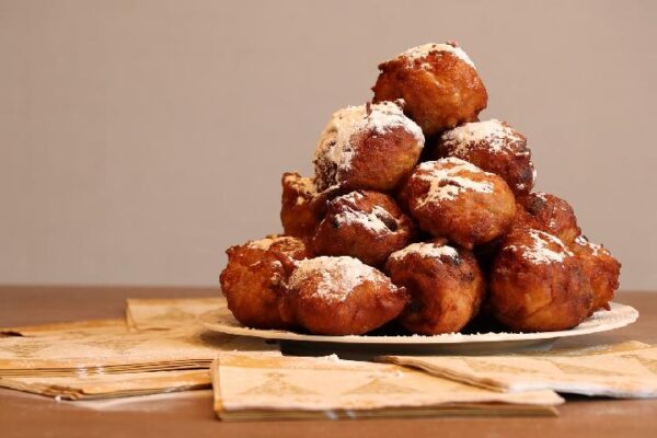 Oliebollen: Camilan Manis Klasik Belanda untuk Musim Dingin dan Tahun Baru