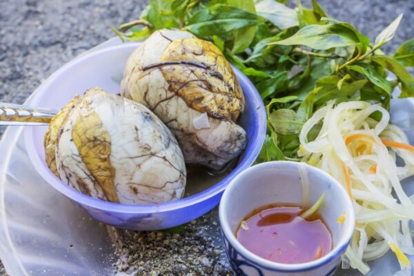 Balut: Kuliner Unik Filipina yang Menggugah Rasa dan Tantangan